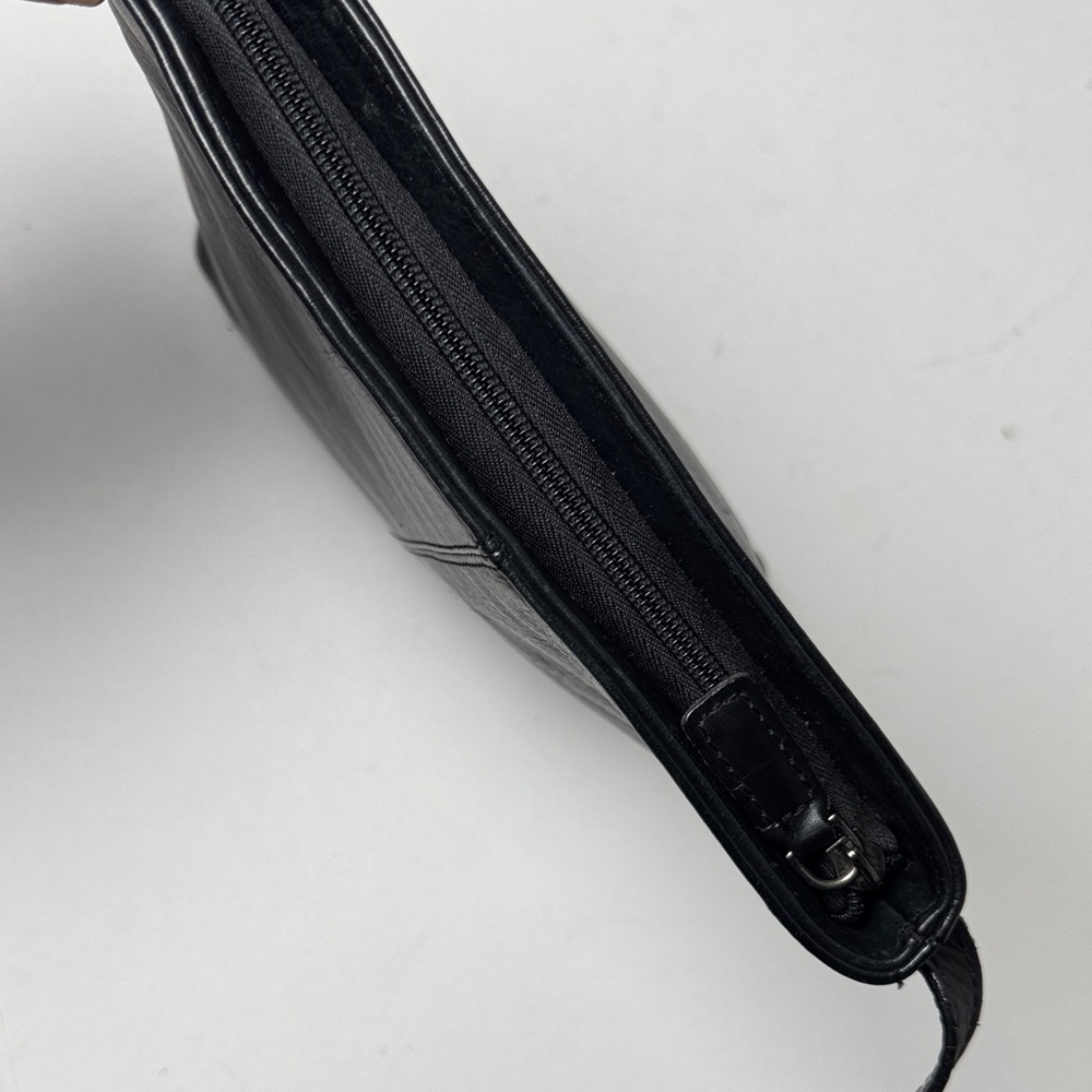 TANO Vintage 90s Minimal Sleek Black Pebble Leather Adjustable Crossbody Bag - Picture 14 of 16